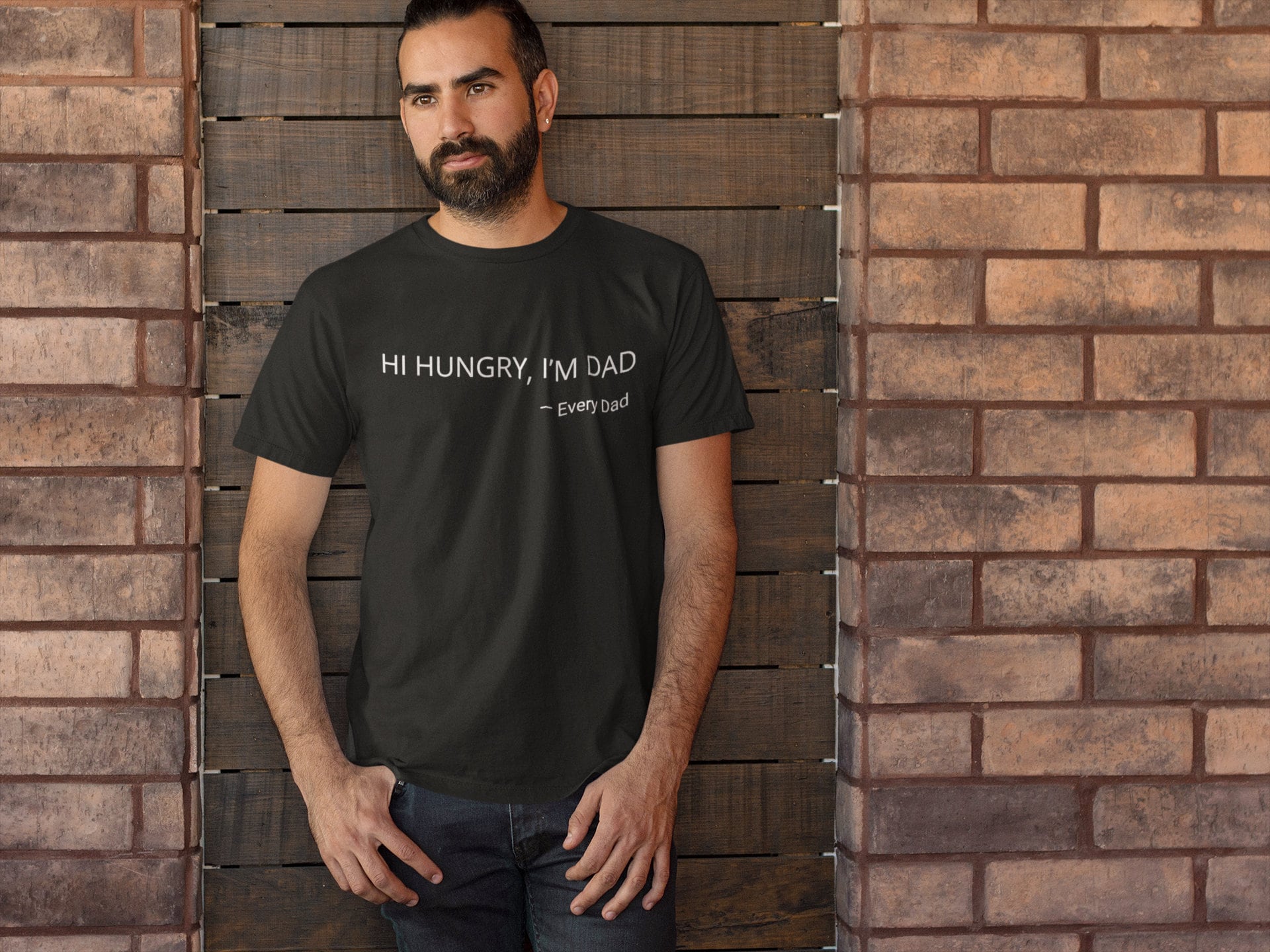 Black tee with classic dad saying “Hi Hungry, I’m Dad” which every day has said once in his life. Perfect Father’s Day gift for the humours dad 